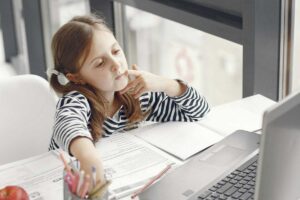 Enfant assise a son bureau